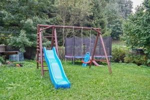 2 skluzavky, houpačka, pískoviště a trampolína
