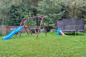 2 skluzavky, houpačka, pískoviště a trampolína