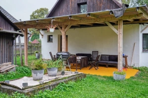 zastřešená pergola se zahradním nábytkem a gril