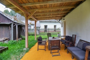 zastřešená pergola se zahradním nábytkem a gril