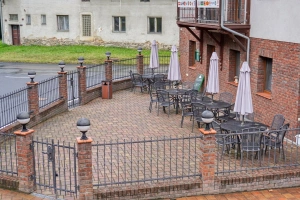 předzahrádka se zahradním nábytkem
