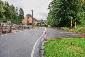 parkování u chalupy - vyznačeno červeně