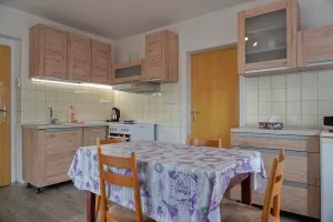 kuchyně s jídelním koutem a rozkládacím gaučem (1 přistýlka)