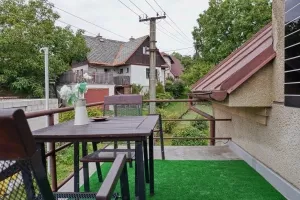 balkon s posezením