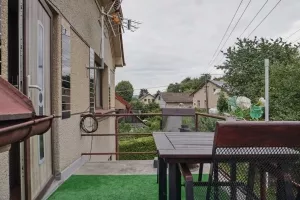 balkon s posezením
