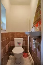 samostatné WC s umyvadlem
