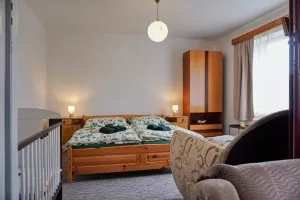 ložnice s dvojlůžkem a lůžkem