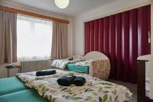 ložnice s dvojlůžkem a lůžkem