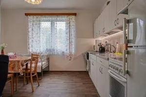 kuchyně s jídelním koutem