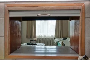 okénko mezi kuchyní a ložnicí