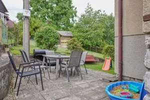 zahradní nábytek, gril, ohniště, pískoviště a malá skluzavka