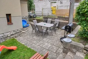 zahradní nábytek, gril, ohniště, pískoviště a malá skluzavka