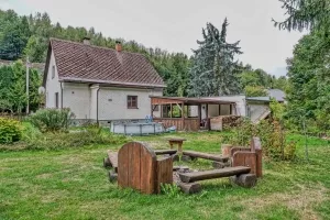 ohniště s lavičkami
