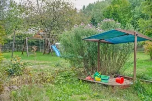 skluzavka, 2 houpačky a pískoviště