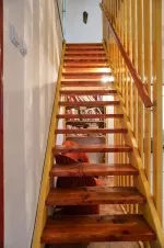příkré schody do podkroví
