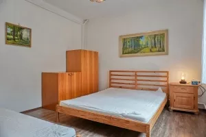 ložnice s dvojlůžkem a lůžkem