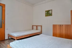 ložnice s dvojlůžkem a lůžkem
