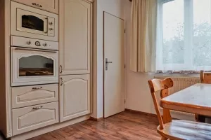 kuchyně se spíží a malým jídelním koutem