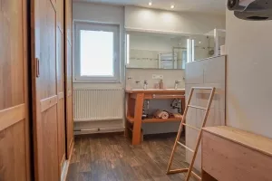 koupelna se sprchovým koutem, 2 umyvadly, WC a pračkou
