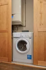 koupelna se sprchovým koutem, 2 umyvadly, WC a pračkou