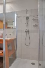 koupelna se sprchovým koutem, 2 umyvadly, WC a pračkou