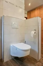 koupelna se sprchovým koutem, 2 umyvadly, WC a pračkou