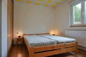 ložnice s dvojlůžkem a lůžkem