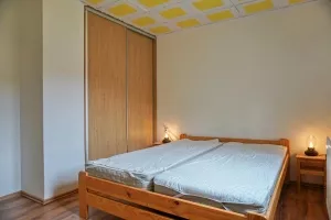 ložnice s dvojlůžkem a lůžkem