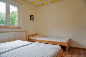 ložnice s dvojlůžkem a lůžkem
