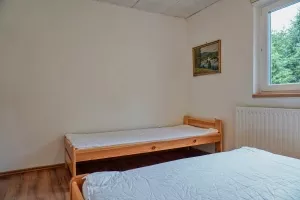 ložnice s dvojlůžkem a lůžkem