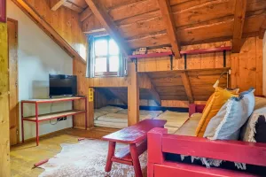 menší apartmán v podkroví - sedací souprava, TV