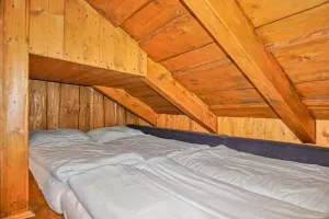 menší apartmán v podkroví - matracové ležení (přistýlky) pro 4 osoby ve sníženém výklenku