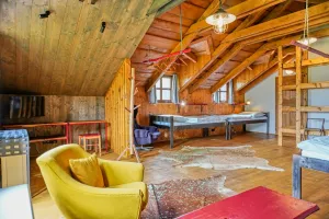 větší apartmán v podkroví - sedací souprava, TV