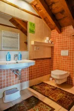 větší apartmán v podkroví - koupelna