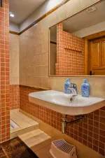 větší apartmán v podkroví - koupelna