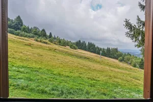 výhled na sjezdovku z podkroví