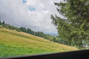 výhled na sjezdovku z podkroví