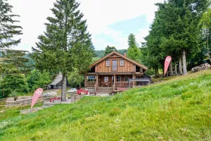srub  leží v kopci na okraji sjezdovky skiareálu Buková Hora – Čenkovice