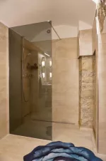 koupelna se sprchovým koutem, umyvadlem a WC