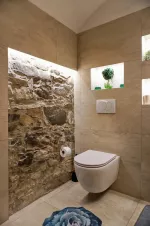 koupelna se sprchovým koutem, umyvadlem a WC