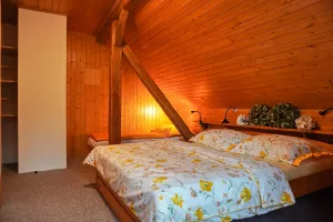 ložnice s dvojlůžkem a 2 lůžky