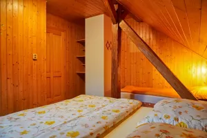 ložnice s dvojlůžkem a 2 lůžky
