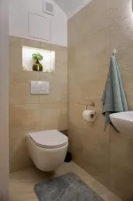 samostatné WC s umyvadlem