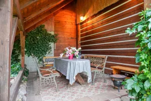 zastřešená pergola se zahradním nábytkem a gril
