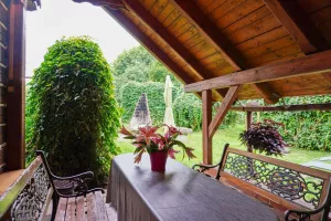 zastřešená pergola se zahradním nábytkem a gril