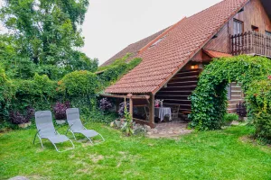 zastřešená pergola a lehátka