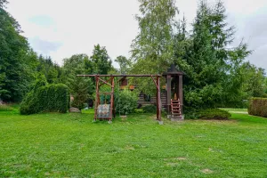dětské hřiště (skluzavka, 3 houpačky a pískoviště)