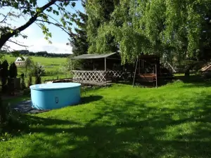 Na zahradě chaty je k dispozici zahradní bazén, zastřešené venkovní posezení, houpačka, ...