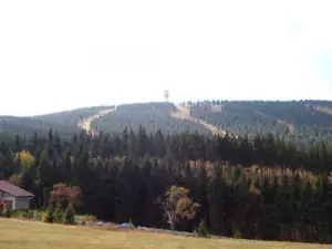 Od chaty je pěkný výhled na nejvyšší horu Krušný hor - na Klínovec