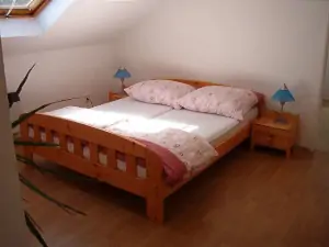 Průchozí ložnice s manželskou postelí 
